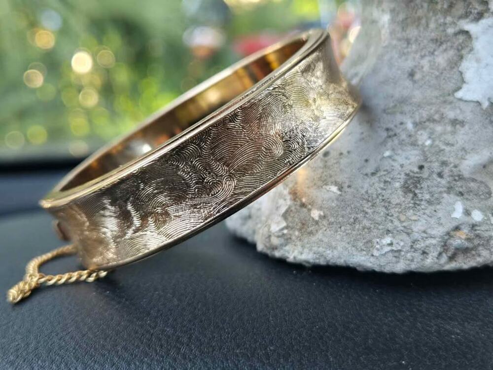 Vintage 1960s Sarah Coventry Gold Tone Hinged Bangle